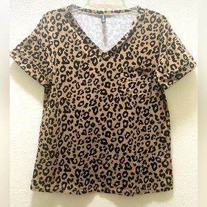 Prinstory Chettah Print V-neck Tee. In excellent condition size Medium
